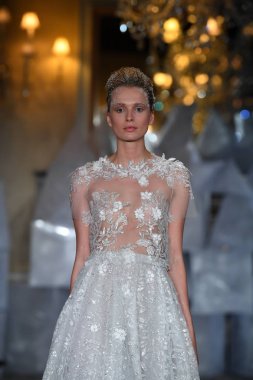 New York, Ny - 12 Nisan: Mira Zwillinger bahar 2019 gelin moda sırasında pist göstermek 12 Nisan 2018 New York'ta bir modeli yürür. 