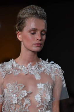 New York, Ny - 12 Nisan: Mira Zwillinger bahar 2019 gelin moda sırasında pist göstermek 12 Nisan 2018 New York'ta bir modeli yürür. 