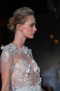 New York, Ny - 12 Nisan: Mira Zwillinger bahar 2019 gelin moda sırasında pist göstermek 12 Nisan 2018 New York'ta bir modeli yürür. 