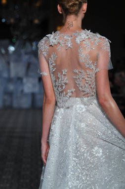 New York, Ny - 12 Nisan: Mira Zwillinger bahar 2019 gelin moda sırasında pist göstermek 12 Nisan 2018 New York'ta bir modeli yürür. 