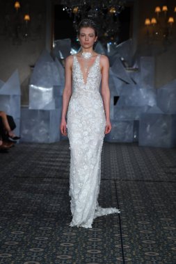 New York, Ny - 12 Nisan: Mira Zwillinger bahar 2019 gelin moda sırasında pist göstermek 12 Nisan 2018 New York'ta bir modeli yürür. 