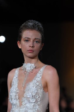 New York, Ny - 12 Nisan: Mira Zwillinger bahar 2019 gelin moda sırasında pist göstermek 12 Nisan 2018 New York'ta bir modeli yürür. 
