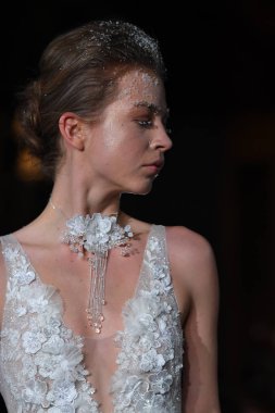 New York, Ny - 12 Nisan: Mira Zwillinger bahar 2019 gelin moda sırasında pist göstermek 12 Nisan 2018 New York'ta bir modeli yürür. 