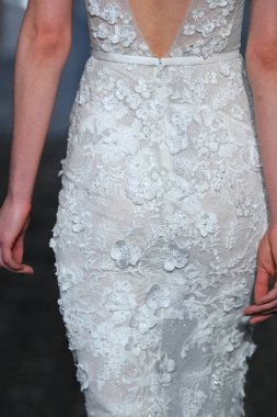 New York, Ny - 12 Nisan: Mira Zwillinger bahar 2019 gelin moda sırasında pist göstermek 12 Nisan 2018 New York'ta bir modeli yürür. 