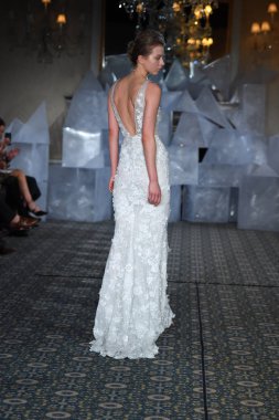 New York, Ny - 12 Nisan: Mira Zwillinger bahar 2019 gelin moda sırasında pist göstermek 12 Nisan 2018 New York'ta bir modeli yürür. 