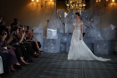 New York, Ny - 12 Nisan: Mira Zwillinger bahar 2019 gelin moda sırasında pist göstermek 12 Nisan 2018 New York'ta bir modeli yürür. 