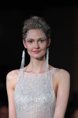 New York, Ny - 12 Nisan: Mira Zwillinger bahar 2019 gelin moda sırasında pist göstermek 12 Nisan 2018 New York'ta bir modeli yürür. 