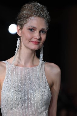 New York, Ny - 12 Nisan: Mira Zwillinger bahar 2019 gelin moda sırasında pist göstermek 12 Nisan 2018 New York'ta bir modeli yürür. 