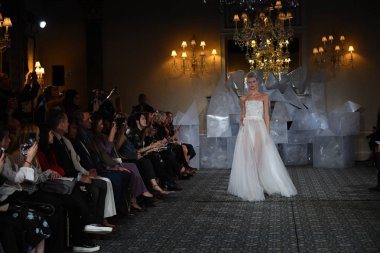 New York, Ny - 12 Nisan: Mira Zwillinger bahar 2019 gelin moda sırasında pist göstermek 12 Nisan 2018 New York'ta bir modeli yürür. 