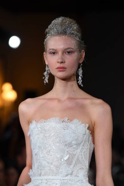 New York, Ny - 12 Nisan: Mira Zwillinger bahar 2019 gelin moda sırasında pist göstermek 12 Nisan 2018 New York'ta bir modeli yürür. 
