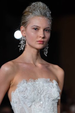 New York, Ny - 12 Nisan: Mira Zwillinger bahar 2019 gelin moda sırasında pist göstermek 12 Nisan 2018 New York'ta bir modeli yürür. 