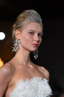 New York, Ny - 12 Nisan: Mira Zwillinger bahar 2019 gelin moda sırasında pist göstermek 12 Nisan 2018 New York'ta bir modeli yürür. 