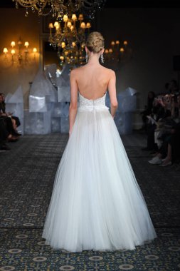 New York, Ny - 12 Nisan: Mira Zwillinger bahar 2019 gelin moda sırasında pist göstermek 12 Nisan 2018 New York'ta bir modeli yürür. 