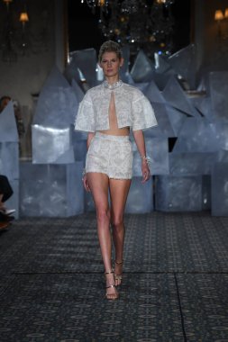 New York, Ny - 12 Nisan: Mira Zwillinger bahar 2019 gelin moda sırasında pist göstermek 12 Nisan 2018 New York'ta bir modeli yürür. 