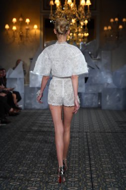 New York, Ny - 12 Nisan: Mira Zwillinger bahar 2019 gelin moda sırasında pist göstermek 12 Nisan 2018 New York'ta bir modeli yürür. 