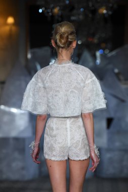 New York, Ny - 12 Nisan: Mira Zwillinger bahar 2019 gelin moda sırasında pist göstermek 12 Nisan 2018 New York'ta bir modeli yürür. 