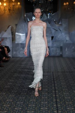 New York, Ny - 12 Nisan: Mira Zwillinger bahar 2019 gelin moda sırasında pist göstermek 12 Nisan 2018 New York'ta bir modeli yürür. 