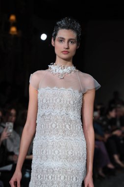 New York, Ny - 12 Nisan: Mira Zwillinger bahar 2019 gelin moda sırasında pist göstermek 12 Nisan 2018 New York'ta bir modeli yürür. 