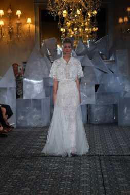 New York, Ny - 12 Nisan: Mira Zwillinger bahar 2019 gelin moda sırasında pist göstermek 12 Nisan 2018 New York'ta bir modeli yürür. 
