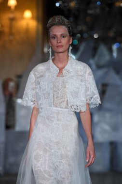 New York, Ny - 12 Nisan: Mira Zwillinger bahar 2019 gelin moda sırasında pist göstermek 12 Nisan 2018 New York'ta bir modeli yürür. 