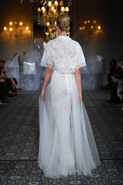 New York, Ny - 12 Nisan: Mira Zwillinger bahar 2019 gelin moda sırasında pist göstermek 12 Nisan 2018 New York'ta bir modeli yürür. 