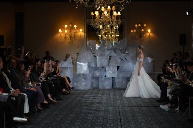 New York, Ny - 12 Nisan: Mira Zwillinger bahar 2019 gelin moda sırasında pist göstermek 12 Nisan 2018 New York'ta bir modeli yürür. 