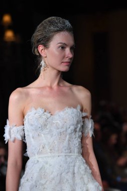 New York, Ny - 12 Nisan: Mira Zwillinger bahar 2019 gelin moda sırasında pist göstermek 12 Nisan 2018 New York'ta bir modeli yürür. 
