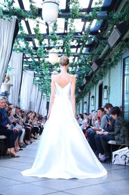 New York, Ny - Nisan 13: Amsale haraç bahar 2019 pist pist göstermek Gramercy Park Hotel adlı 13 Nisan 2018 New York'ta bir model yürür..