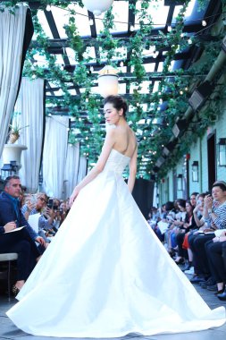 New York, Ny - Nisan 13: Amsale haraç bahar 2019 pist pist göstermek Gramercy Park Hotel adlı 13 Nisan 2018 New York'ta bir model yürür..