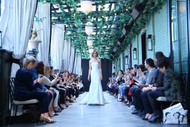 New York, Ny - Nisan 13: Amsale haraç bahar 2019 pist pist göstermek Gramercy Park Hotel adlı 13 Nisan 2018 New York'ta bir model yürür..