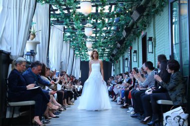 New York, Ny - Nisan 13: Amsale haraç bahar 2019 pist pist göstermek Gramercy Park Hotel adlı 13 Nisan 2018 New York'ta bir model yürür..