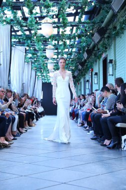 New York, Ny - Nisan 13: Amsale haraç bahar 2019 pist pist göstermek Gramercy Park Hotel adlı 13 Nisan 2018 New York'ta bir model yürür..