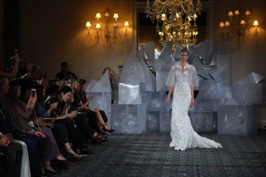 New York, Ny - 12 Nisan: Mira Zwillinger bahar 2019 gelin moda sırasında pist göstermek 12 Nisan 2018 New York'ta bir modeli yürür. 