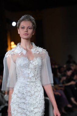 New York, Ny - 12 Nisan: Mira Zwillinger bahar 2019 gelin moda sırasında pist göstermek 12 Nisan 2018 New York'ta bir modeli yürür. 