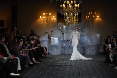 New York, Ny - 12 Nisan: Mira Zwillinger bahar 2019 gelin moda sırasında pist göstermek 12 Nisan 2018 New York'ta bir modeli yürür. 
