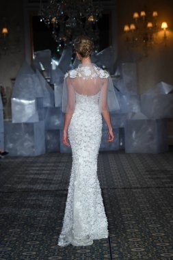New York, Ny - 12 Nisan: Mira Zwillinger bahar 2019 gelin moda sırasında pist göstermek 12 Nisan 2018 New York'ta bir modeli yürür. 