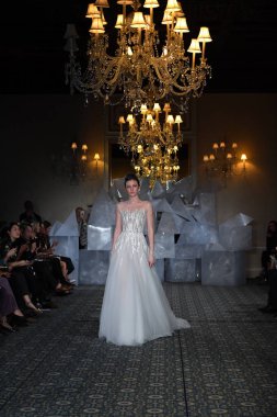 New York, Ny - 12 Nisan: Mira Zwillinger bahar 2019 gelin moda sırasında pist göstermek 12 Nisan 2018 New York'ta bir modeli yürür. 