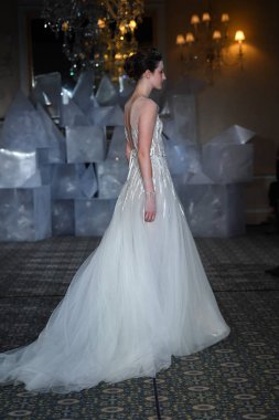 New York, Ny - 12 Nisan: Mira Zwillinger bahar 2019 gelin moda sırasında pist göstermek 12 Nisan 2018 New York'ta bir modeli yürür. 