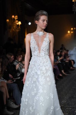 New York, Ny - 12 Nisan: Mira Zwillinger bahar 2019 gelin moda sırasında pist göstermek 12 Nisan 2018 New York'ta bir modeli yürür. 