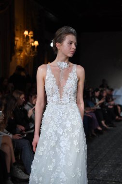 New York, Ny - 12 Nisan: Mira Zwillinger bahar 2019 gelin moda sırasında pist göstermek 12 Nisan 2018 New York'ta bir modeli yürür. 