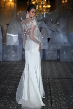 New York, Ny - 12 Nisan: Mira Zwillinger bahar 2019 gelin moda sırasında pist göstermek 12 Nisan 2018 New York'ta bir modeli yürür. 