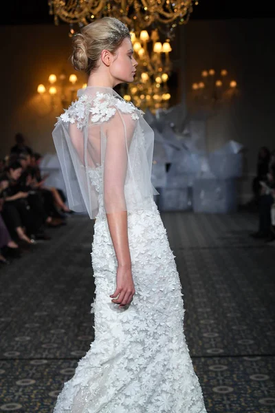 New York, Ny - 12 Nisan: Mira Zwillinger bahar 2019 gelin moda sırasında pist göstermek 12 Nisan 2018 New York'ta bir modeli yürür. 