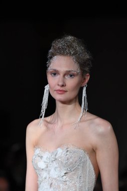 New York, Ny - 12 Nisan: Mira Zwillinger bahar 2019 gelin moda sırasında pist göstermek 12 Nisan 2018 New York'ta bir modeli yürür. 