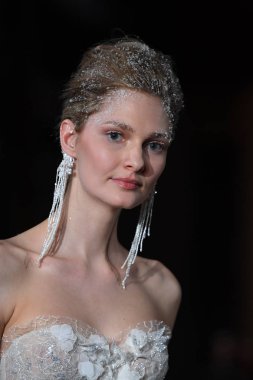 New York, Ny - 12 Nisan: Mira Zwillinger bahar 2019 gelin moda sırasında pist göstermek 12 Nisan 2018 New York'ta bir modeli yürür. 