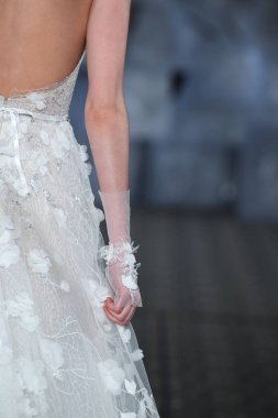 New York, Ny - 12 Nisan: Mira Zwillinger bahar 2019 gelin moda sırasında pist göstermek 12 Nisan 2018 New York'ta bir modeli yürür. 