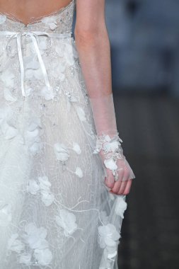 New York, Ny - 12 Nisan: Mira Zwillinger bahar 2019 gelin moda sırasında pist göstermek 12 Nisan 2018 New York'ta bir modeli yürür. 