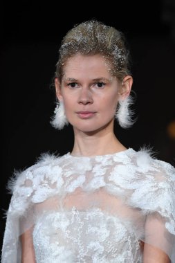 New York, Ny - 12 Nisan: Mira Zwillinger bahar 2019 gelin moda sırasında pist göstermek 12 Nisan 2018 New York'ta bir modeli yürür. 