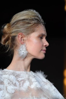 New York, Ny - 12 Nisan: Mira Zwillinger bahar 2019 gelin moda sırasında pist göstermek 12 Nisan 2018 New York'ta bir modeli yürür. 