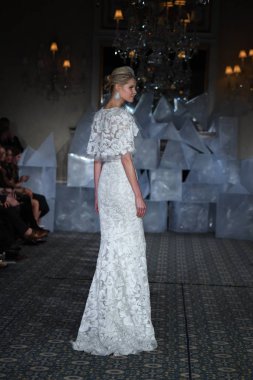 New York, Ny - 12 Nisan: Mira Zwillinger bahar 2019 gelin moda sırasında pist göstermek 12 Nisan 2018 New York'ta bir modeli yürür. 