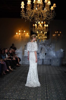 New York, Ny - 12 Nisan: Mira Zwillinger bahar 2019 gelin moda sırasında pist göstermek 12 Nisan 2018 New York'ta bir modeli yürür. 